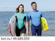 young couple of bodyboard surfers. Стоковое фото, агентство Ingram Publishing / Фотобанк Лори