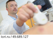 doctor examining patient on the echograph. Стоковое фото, агентство Ingram Publishing / Фотобанк Лори