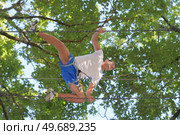 climber man holding a rope in the adventure park. Стоковое фото, агентство Ingram Publishing / Фотобанк Лори