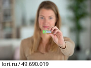 woman before plugging a pendrive on a laptop. Стоковое фото, агентство Ingram Publishing / Фотобанк Лори