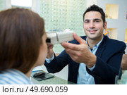 man checking glasses in a store. Стоковое фото, агентство Ingram Publishing / Фотобанк Лори