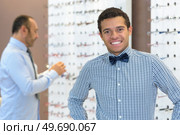 happy man in optic store. Стоковое фото, агентство Ingram Publishing / Фотобанк Лори