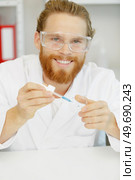 mature lab worker conducting a chemical experiment. Стоковое фото, агентство Ingram Publishing / Фотобанк Лори