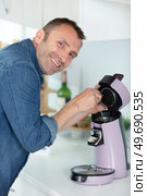 handsome bearded man is making a coffee. Стоковое фото, агентство Ingram Publishing / Фотобанк Лори