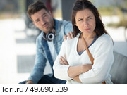 man comforting a sad girl mourning in a train station. Стоковое фото, агентство Ingram Publishing / Фотобанк Лори