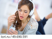 an angry woman with phone. Стоковое фото, агентство Ingram Publishing / Фотобанк Лори