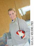 Portrait of woman wearing fencing gear. Стоковое фото, агентство Ingram Publishing / Фотобанк Лори
