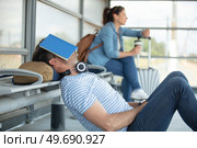man and woman sitting at train station. Стоковое фото, агентство Ingram Publishing / Фотобанк Лори