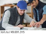 apprentice working under supervision in the workshop. Стоковое фото, агентство Ingram Publishing / Фотобанк Лори