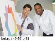house painters showing samples to camera. Стоковое фото, агентство Ingram Publishing / Фотобанк Лори
