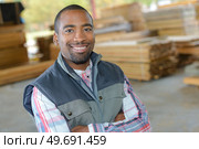 Portrait of man in woodyard. Стоковое фото, агентство Ingram Publishing / Фотобанк Лори