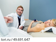 doctor showing screen to patient in clinic. Стоковое фото, агентство Ingram Publishing / Фотобанк Лори