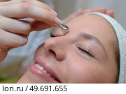 concept of shaping the eyebrows. Стоковое фото, агентство Ingram Publishing / Фотобанк Лори