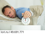 man walking up with the alarm clock. Стоковое фото, агентство Ingram Publishing / Фотобанк Лори