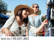 two women friends choose souvenirs. Стоковое фото, агентство Ingram Publishing / Фотобанк Лори