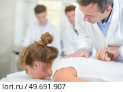 student and teacher in medical class - chiropractor. Стоковое фото, агентство Ingram Publishing / Фотобанк Лори