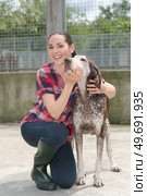 shelter keeper loves her residents. Стоковое фото, агентство Ingram Publishing / Фотобанк Лори
