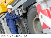 service mechanic fixing a heavy truck. Стоковое фото, агентство Ingram Publishing / Фотобанк Лори