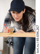 woman is using a pencil and a metric measure. Стоковое фото, агентство Ingram Publishing / Фотобанк Лори