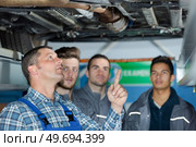 portrait of truck mechanic apprentices. Стоковое фото, агентство Ingram Publishing / Фотобанк Лори