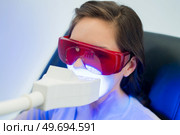teeth whitening with laser. Стоковое фото, агентство Ingram Publishing / Фотобанк Лори