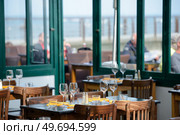 Restaurant table set up for diners. Стоковое фото, агентство Ingram Publishing / Фотобанк Лори