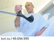 patient holding the crutches. Стоковое фото, агентство Ingram Publishing / Фотобанк Лори