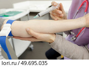 doctor inject vaccine to patient. Стоковое фото, агентство Ingram Publishing / Фотобанк Лори