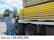 delivery inspector writing a form. Стоковое фото, агентство Ingram Publishing / Фотобанк Лори