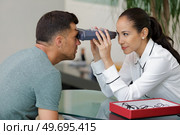man having eye test at the optometrist. Стоковое фото, агентство Ingram Publishing / Фотобанк Лори