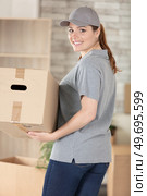 pleasant upbeat attractive deliverywoman h. Стоковое фото, агентство Ingram Publishing / Фотобанк Лори