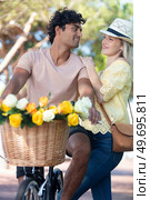 happy couple chasing each other on bike. Стоковое фото, агентство Ingram Publishing / Фотобанк Лори