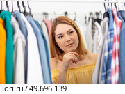 young woman in clothing store. Стоковое фото, агентство Ingram Publishing / Фотобанк Лори