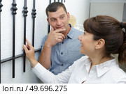 couple at home looking at fences. Стоковое фото, агентство Ingram Publishing / Фотобанк Лори