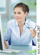 frustrated worried young woman looks at laptop. Стоковое фото, агентство Ingram Publishing / Фотобанк Лори