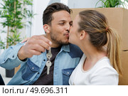 young couple with keys in new housing. Стоковое фото, агентство Ingram Publishing / Фотобанк Лори
