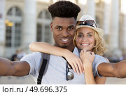 mixed race couple taking a selfie with a smartphone. Стоковое фото, агентство Ingram Publishing / Фотобанк Лори