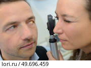 male checks the eyes on the modern equipment. Стоковое фото, агентство Ingram Publishing / Фотобанк Лори