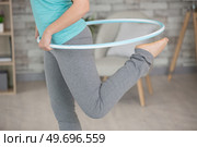 woman doing exercise with a hula-hoopfitness woman. Стоковое фото, агентство Ingram Publishing / Фотобанк Лори