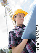 female contractor at a work site using an ipadtablet. Стоковое фото, агентство Ingram Publishing / Фотобанк Лори
