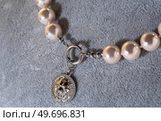 author beautiful  pearls necklaces demonstrated on model. fashion and jewelry concept. cmacro shoot. Стоковое фото, агентство Ingram Publishing / Фотобанк Лори