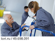 insurance adjuster talking to painter. Стоковое фото, агентство Ingram Publishing / Фотобанк Лори