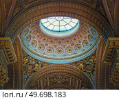 Closeup architectural details of the dome and golden ornate ceiling inside the Versailles palace hall, Gallery of Great Battles, the largest room in the castle of the sun king Louis XIV. Стоковое фото, агентство Ingram Publishing / Фотобанк Лори