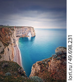 Idyllic view to Porte d’Aval natural arch at Etretat famous cliffs washed by Atlantic ocean, Normandy, France. Sightseeing coastline scenery, beautiful natural bay with sand beach. Стоковое фото, агентство Ingram Publishing / Фотобанк Лори
