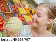 Woman holding a melon. Стоковое фото, агентство Ingram Publishing / Фотобанк Лори