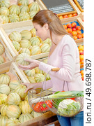 a female shopper choosing a melon. Стоковое фото, агентство Ingram Publishing / Фотобанк Лори