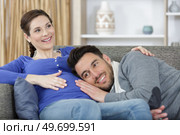 man leaned on his pregnant wifes belly. Стоковое фото, агентство Ingram Publishing / Фотобанк Лори
