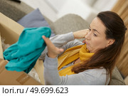 unhappy woman opening box. Стоковое фото, агентство Ingram Publishing / Фотобанк Лори