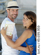 couple posing on backview holding map. Стоковое фото, агентство Ingram Publishing / Фотобанк Лори