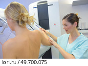 nurse positioning the patients arm during mammogram examination. Стоковое фото, агентство Ingram Publishing / Фотобанк Лори
